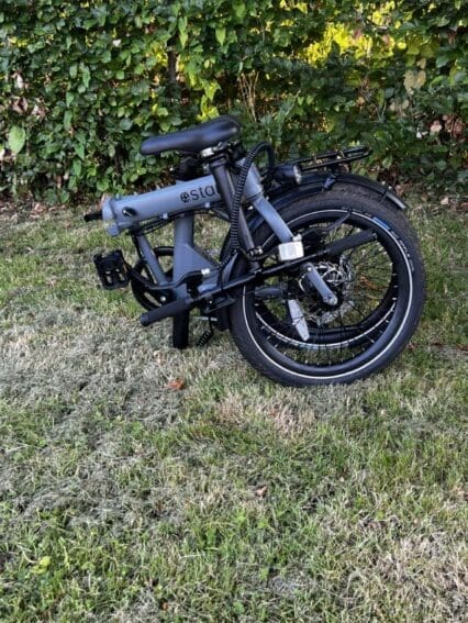 The folding mechanism is straightforward, with easy-to-use latches and foldable pedals