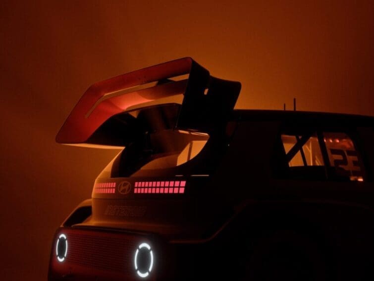 Hyundai-Insterioid-rear-wing