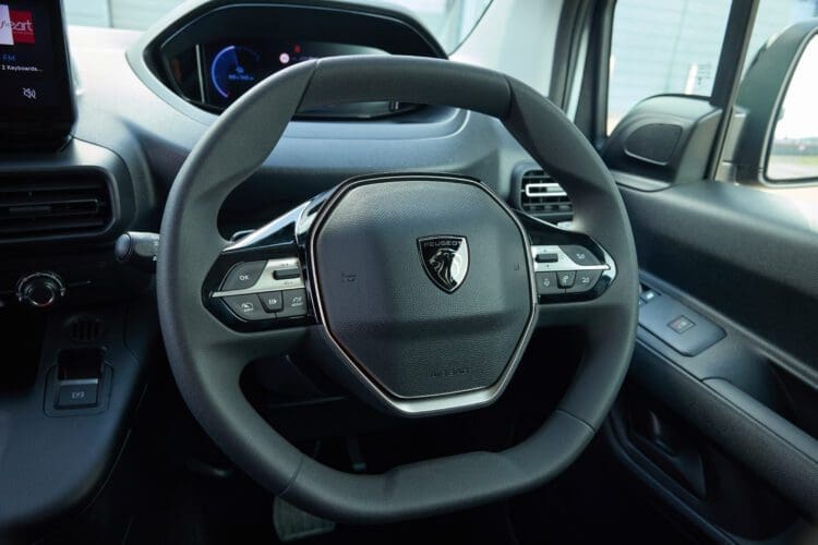peugeot-e-partner-interior