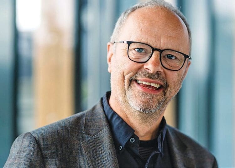 Robert Llewellyn talks China, the importance of the Toyota Prius, and the key to mass-EV adoption
