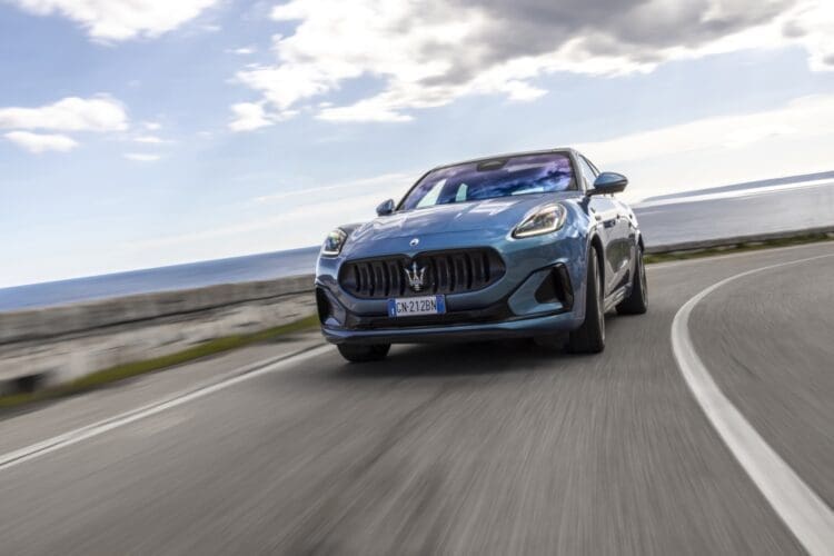 maserati grecale folgore driving image