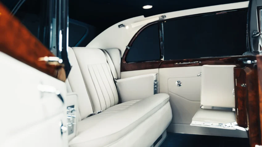 Lunaz-Rolls-Royce-Phantom-V-EV-restomod-cabin