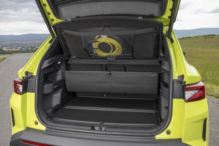 vRS-boot-space-charging-cables