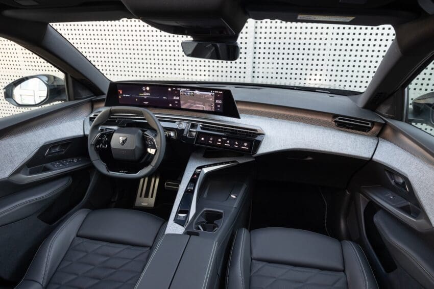 Peugeot-E-5008-dual-motor-interior