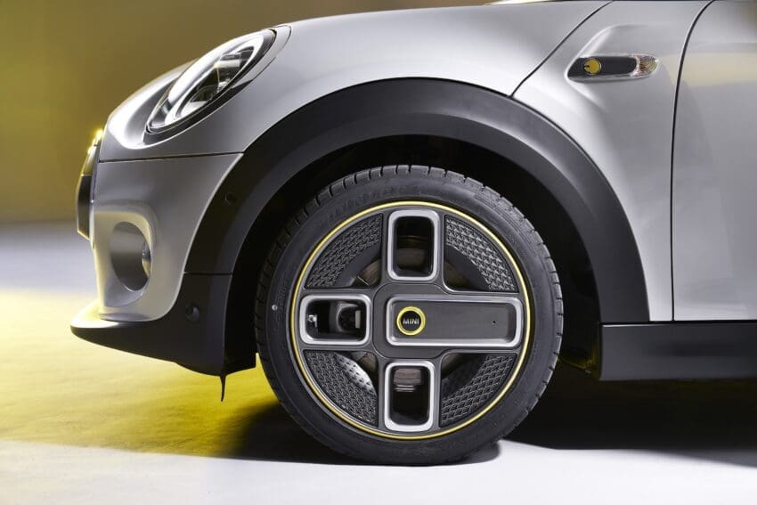 MINI-Electric-used-exterior-detailing-three-pin-plug-wheels