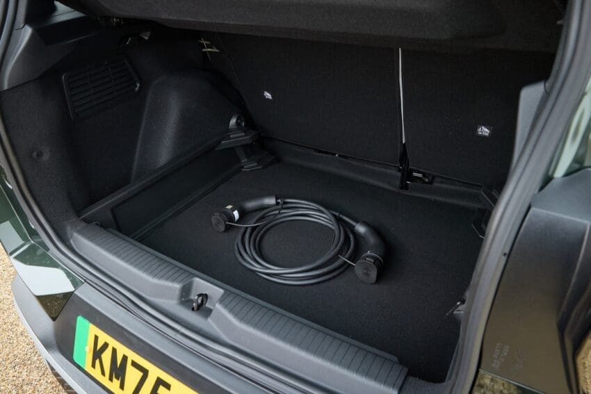 Citroen-e-c3-Aircross-montana-green-boot-charging-cables
