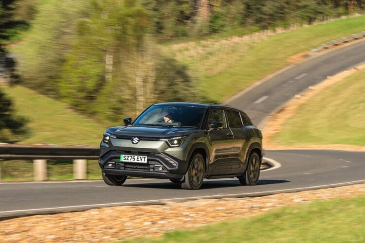 suzuki e vitara driving iamge
