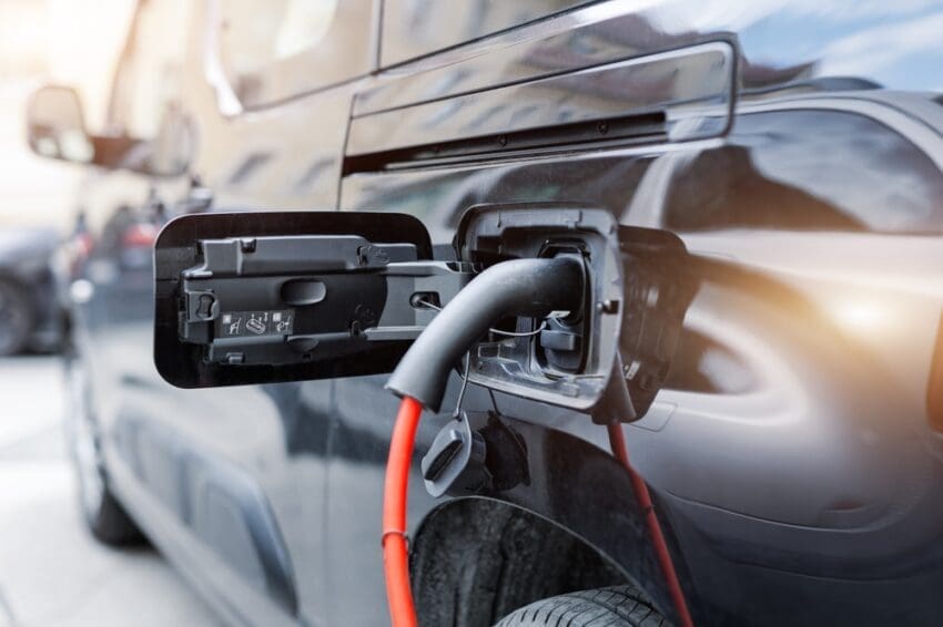 Fleet operator confidence in the shift to electric vans is weakening, with new research showing expectations for battery-powered models have fallen for the third consecutive year.