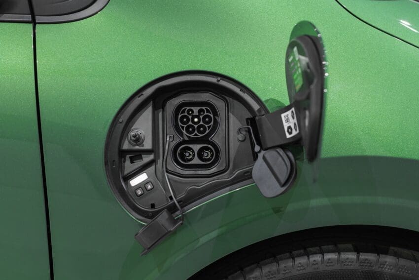 New-Renault-Twingo-EV-2026-battery-charging-port