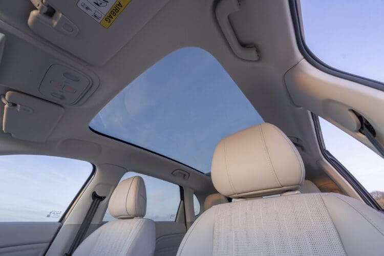 leapmotor b10 panoramic sunroof