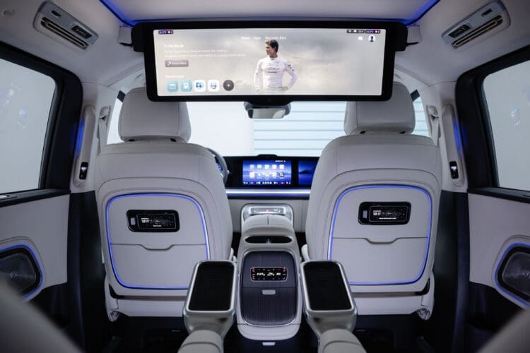 Mercedes VLE panoramic rear screen