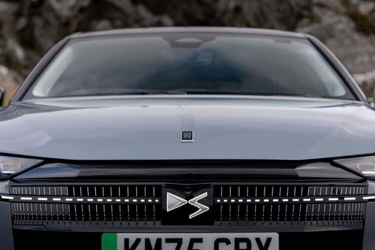 DS No4 illuminated grille close up