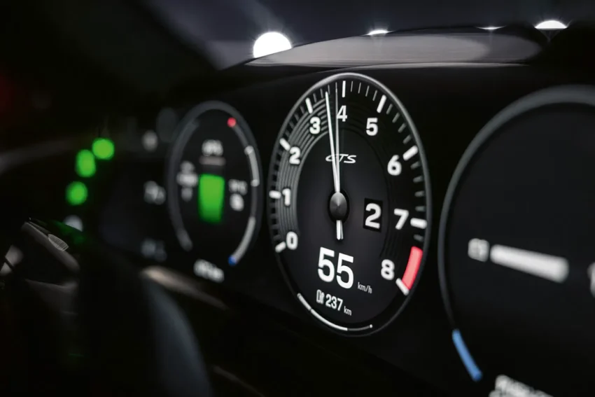 Porsche Taycan with the E-Shift system on virtual revcounter